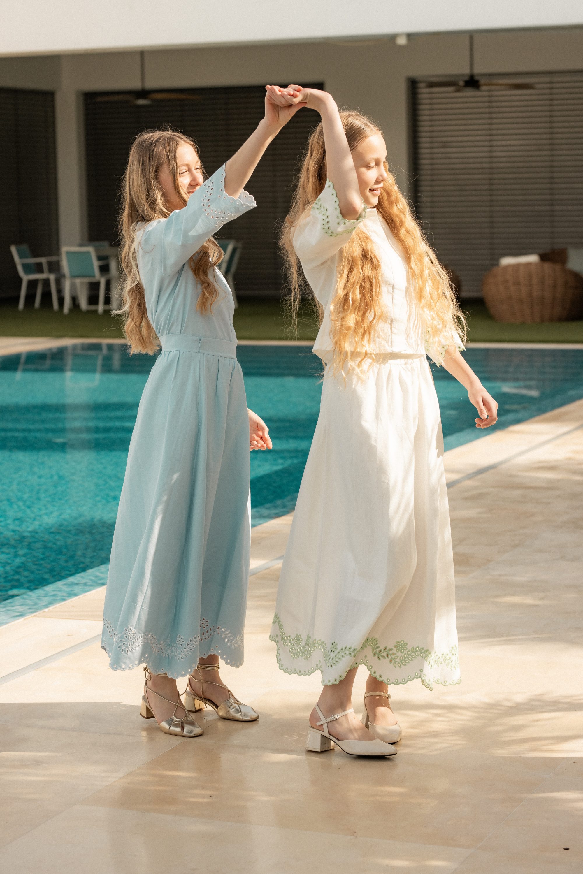 ⁦חצאית ריקמות- מקסי נערות - תכלת⁩ – תמונה ⁦2⁩