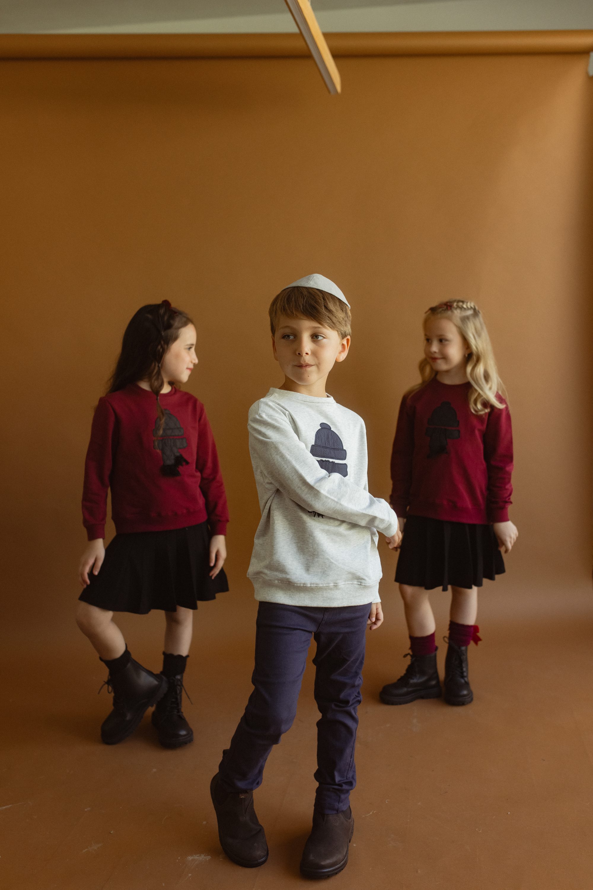 ⁦סוויטשרט עם פטצ' כובע וצע⁩ – תמונה ⁦12⁩