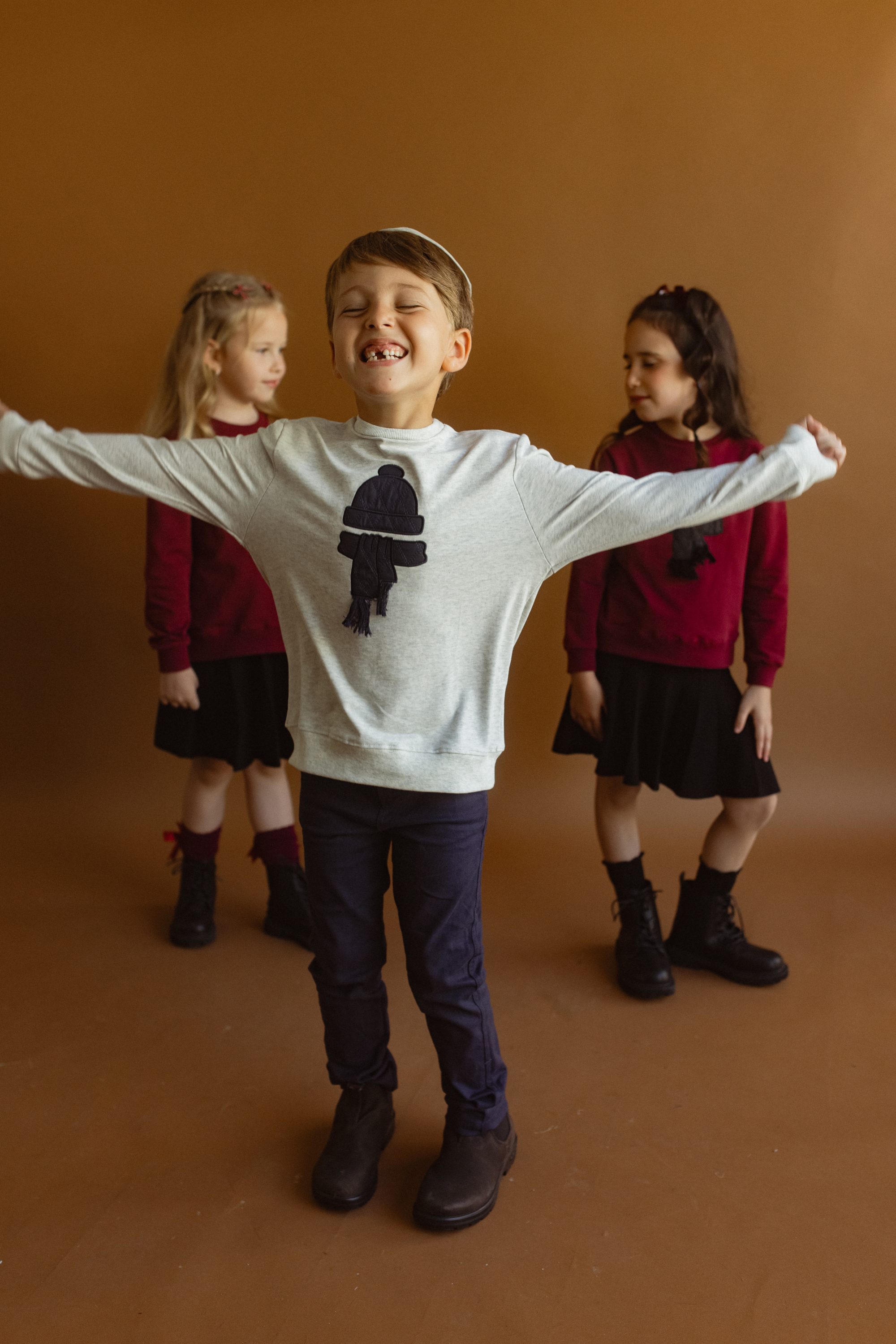 ⁦סוויטשרט עם פטצ' כובע וצע⁩ – תמונה ⁦15⁩
