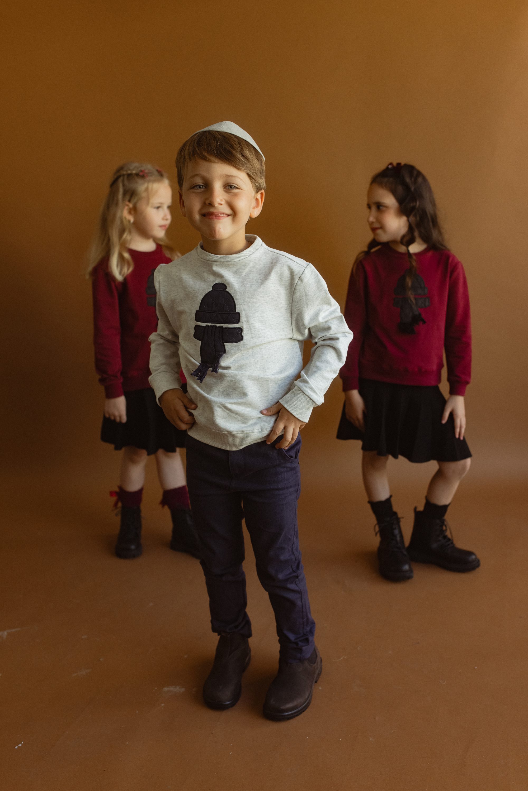 ⁦סוויטשרט עם פטצ' כובע וצע⁩ – תמונה ⁦14⁩