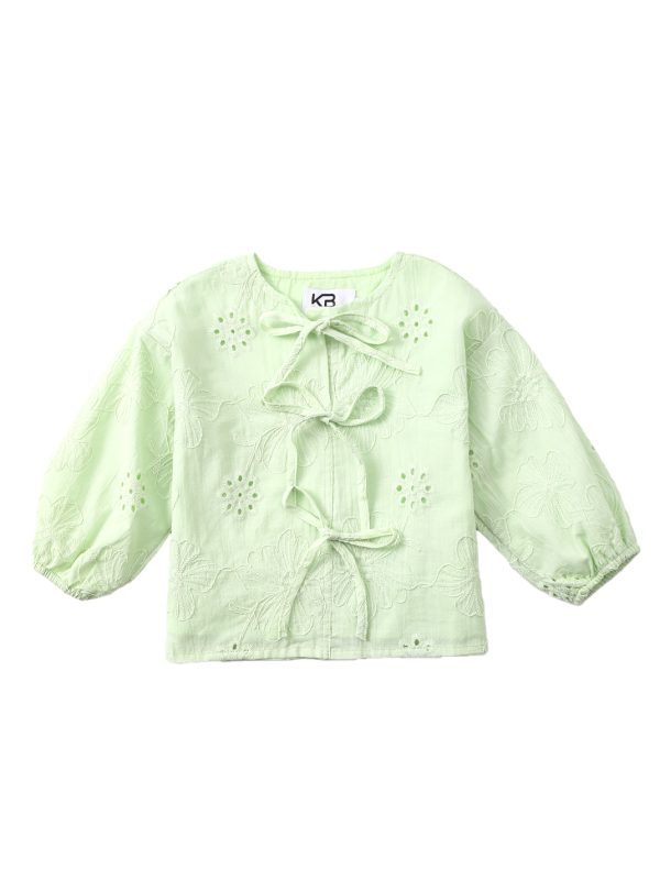 חולצה רקומה וקשירות