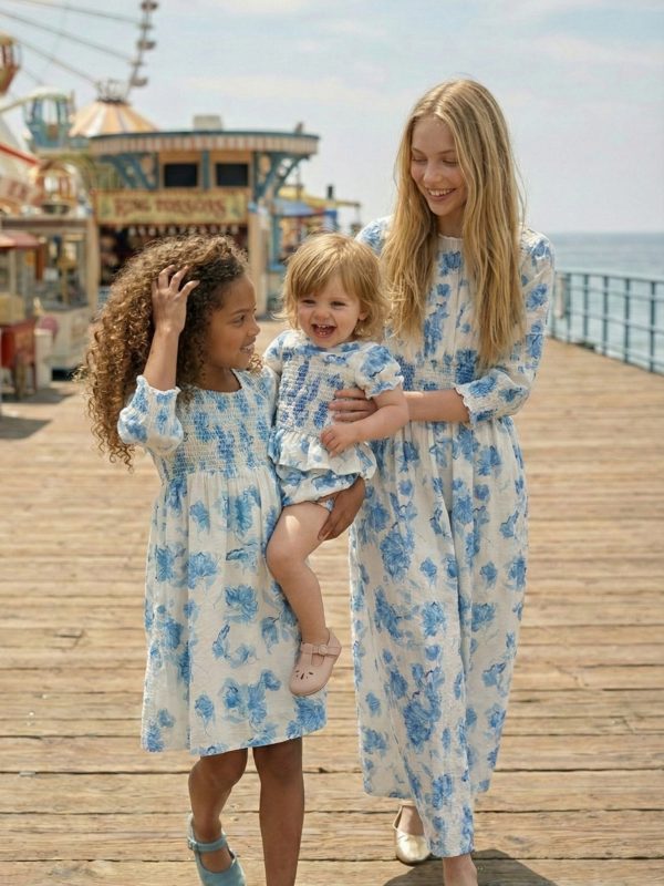 שמלת פרחים וציפקות