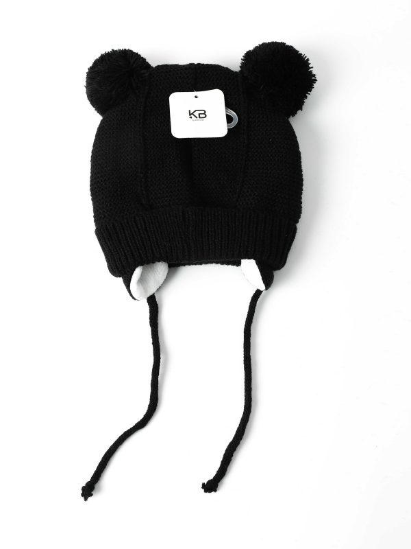 כובע פונפונים שחור